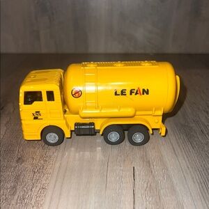 Le fan Yellow plastic Toy tanker Truck. Bright yellow toy tanker truck